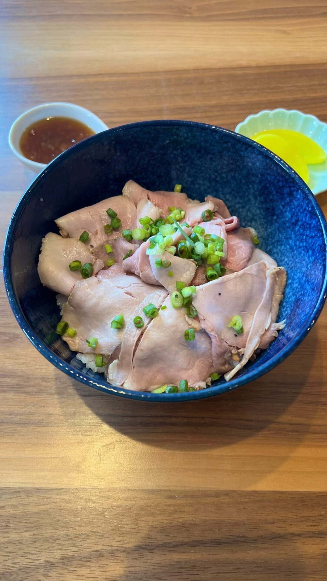 ローストポーク丼。富山県砺波市の定食・居酒屋サンタス食堂のフードメニュー。定食。富山県砺波市の定食・居酒屋サンタス食堂のフードメニュー。