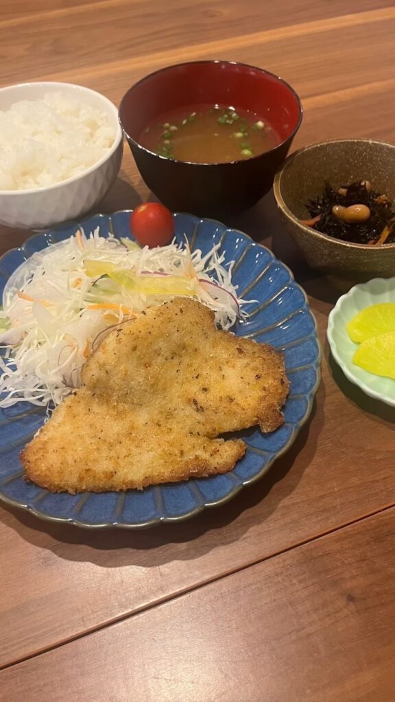 白身魚のチーズパン粉焼き定食。富山県砺波市の定食・居酒屋サンタス食堂のフードメニュー。定食。富山県砺波市の定食・居酒屋サンタス食堂のフードメニュー。