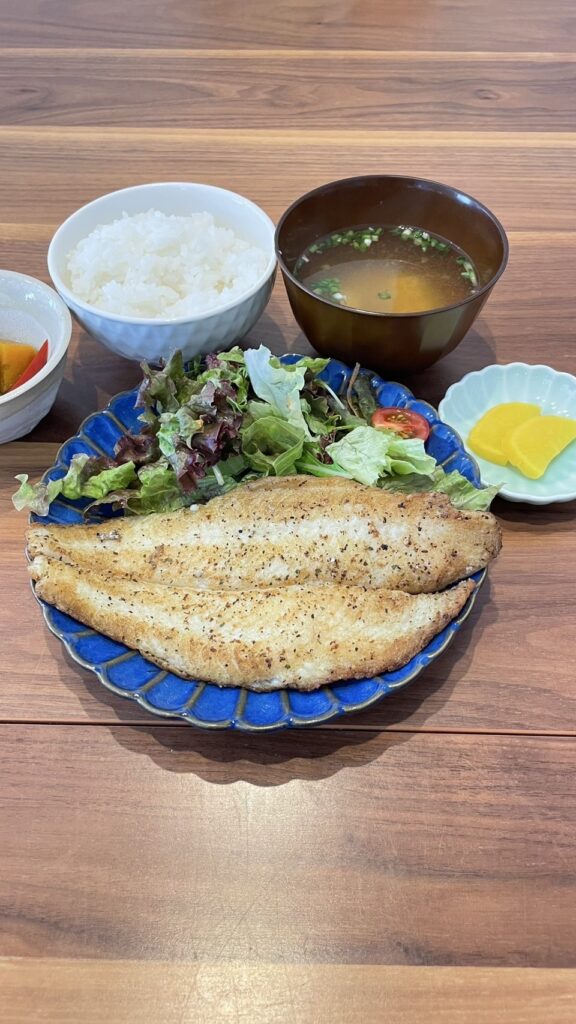 白身魚のバジルソテー定食。富山県砺波市の定食・居酒屋サンタス食堂のフードメニュー。定食。富山県砺波市の定食・居酒屋サンタス食堂のフードメニュー。