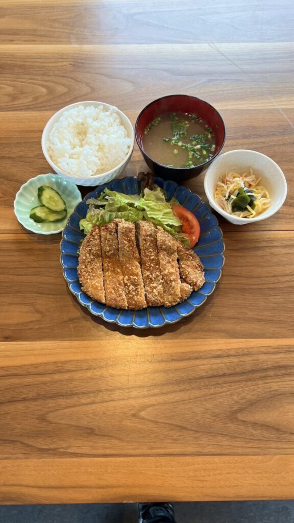 豚カツ定食。富山県砺波市の定食・居酒屋サンタス食堂のフードメニュー。定食。富山県砺波市の定食・居酒屋サンタス食堂のフードメニュー。