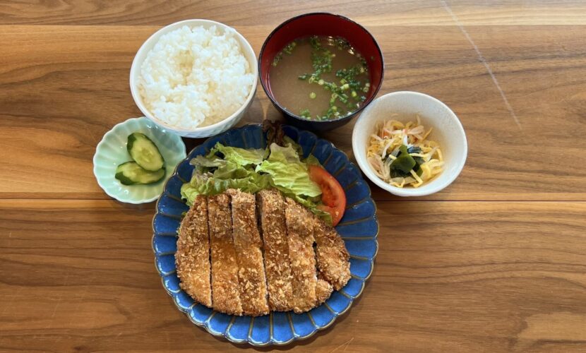 豚カツ定食。富山県砺波市の定食・居酒屋サンタス食堂のフードメニュー。定食。富山県砺波市の定食・居酒屋サンタス食堂のフードメニュー。