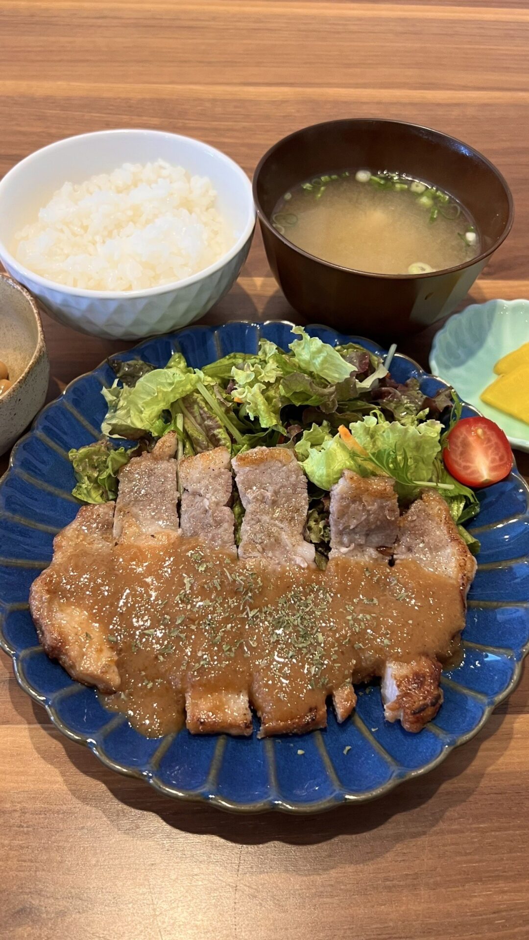 豚ロースのソテーガーリックオニオン定食。富山県砺波市の定食・居酒屋サンタス食堂のフードメニュー。定食。富山県砺波市の定食・居酒屋サンタス食堂のフードメニュー。