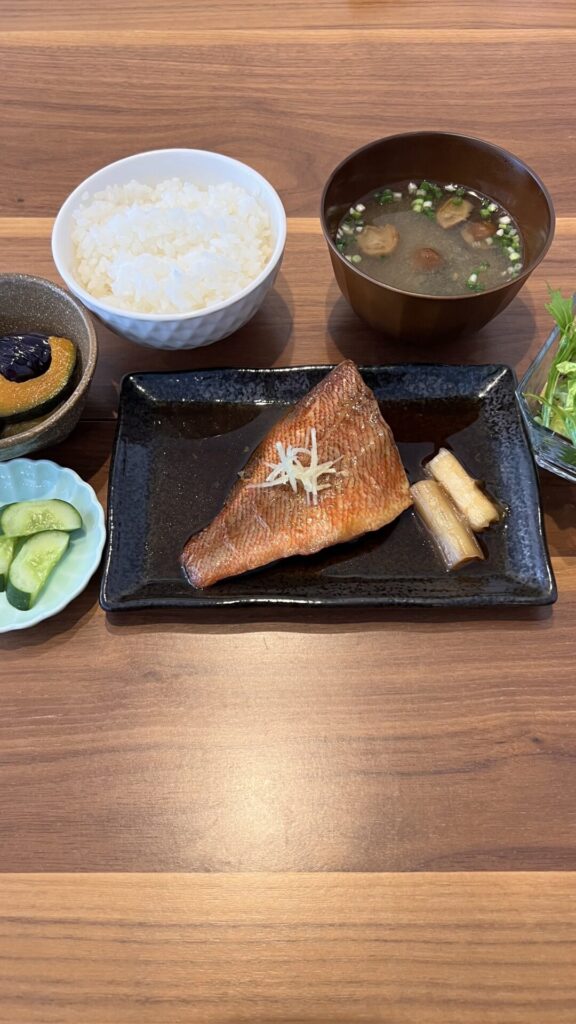 赤魚の煮付け定食。富山県砺波市の定食・居酒屋サンタス食堂のフードメニュー。定食。富山県砺波市の定食・居酒屋サンタス食堂のフードメニュー。