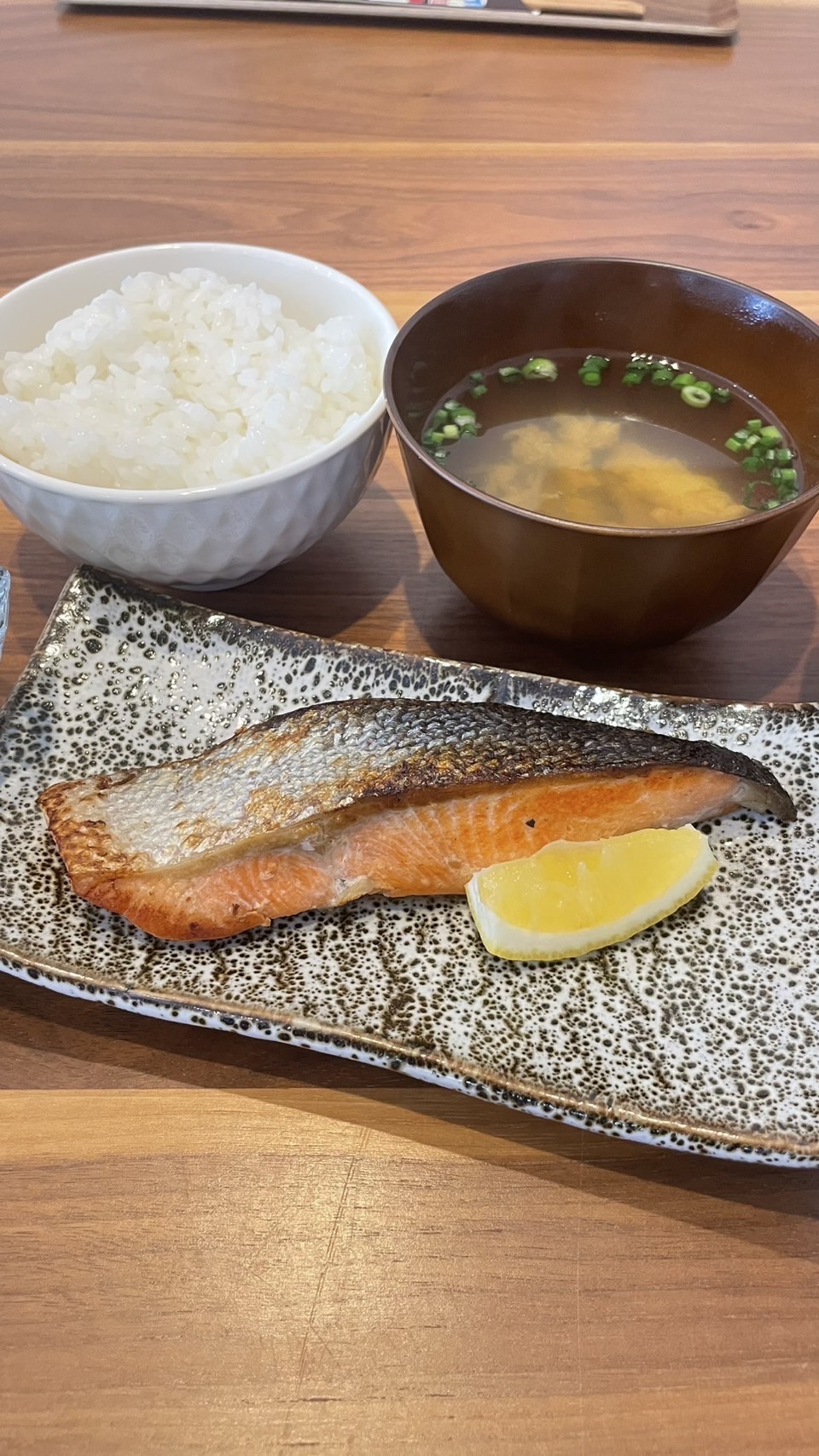 鮭の塩レモン焼き定食。富山県砺波市の定食・居酒屋サンタス食堂のフードメニュー。定食。富山県砺波市の定食・居酒屋サンタス食堂のフードメニュー。