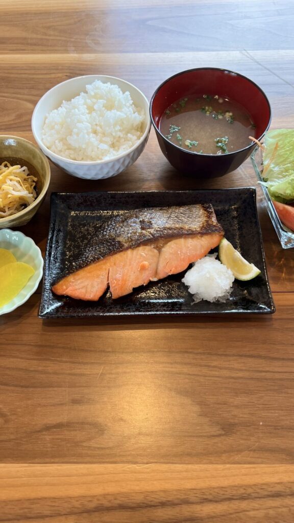 鮭の塩焼き定食。富山県砺波市の定食・居酒屋サンタス食堂のフードメニュー。定食。富山県砺波市の定食・居酒屋サンタス食堂のフードメニュー。