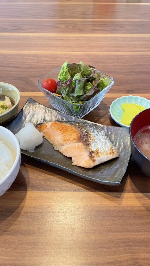 鮭の塩焼き定食。富山県砺波市の定食・居酒屋サンタス食堂のフードメニュー。定食。富山県砺波市の定食・居酒屋サンタス食堂のフードメニュー。