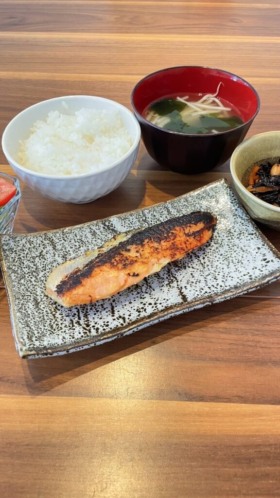 鮭の西京焼き定食。富山県砺波市の定食・居酒屋サンタス食堂のフードメニュー。定食。富山県砺波市の定食・居酒屋サンタス食堂のフードメニュー。