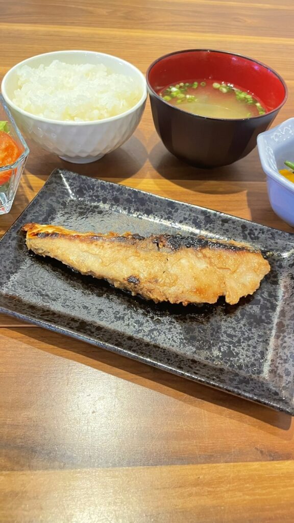 ぶりの西京焼き定食。富山県砺波市の定食・居酒屋サンタス食堂のフードメニュー。定食。富山県砺波市の定食・居酒屋サンタス食堂のフードメニュー。
