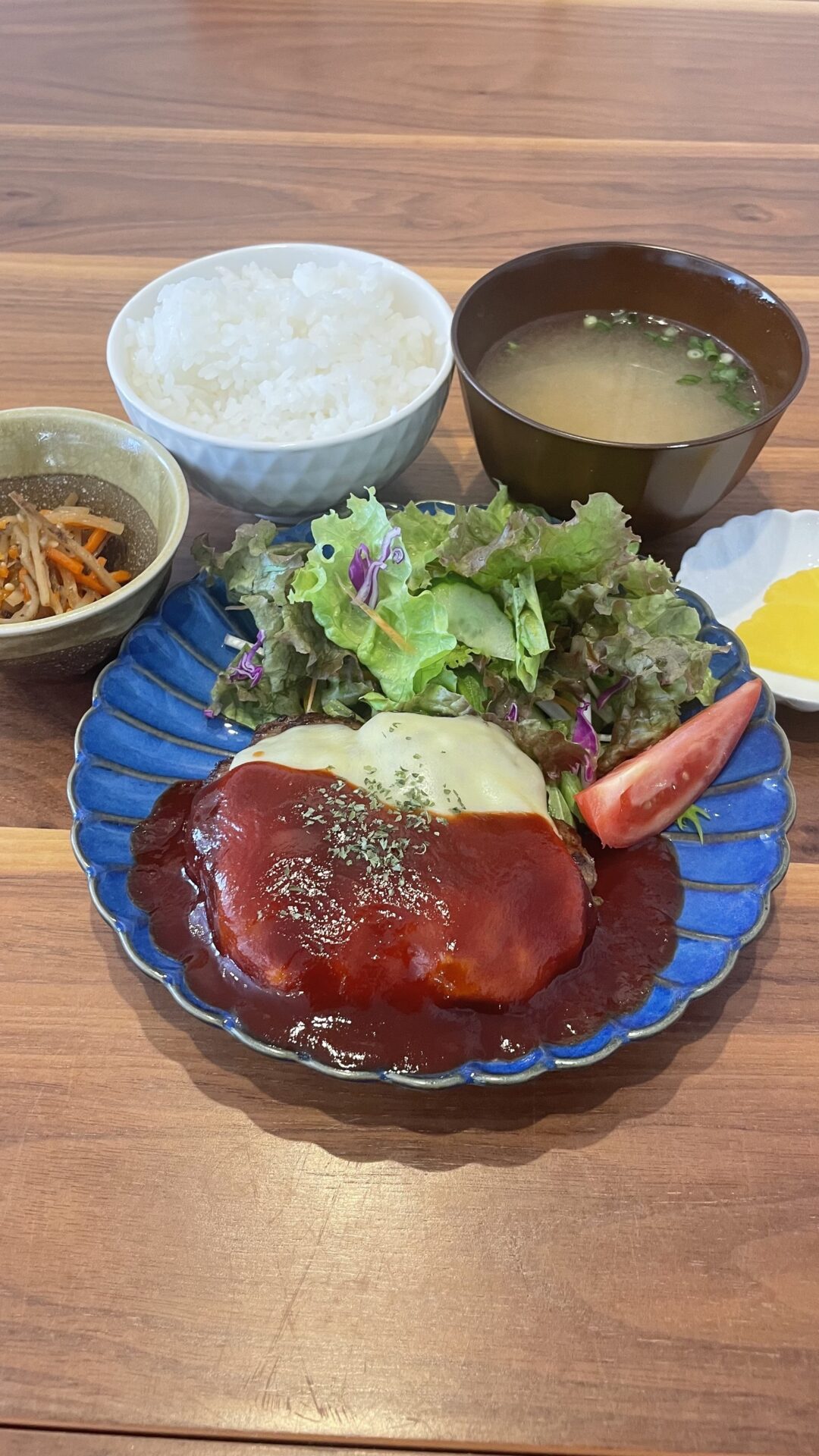 チーズハンバーグケチャップソース定食。富山県砺波市の定食・居酒屋サンタス食堂のフードメニュー。定食。富山県砺波市の定食・居酒屋サンタス食堂のフードメニュー。