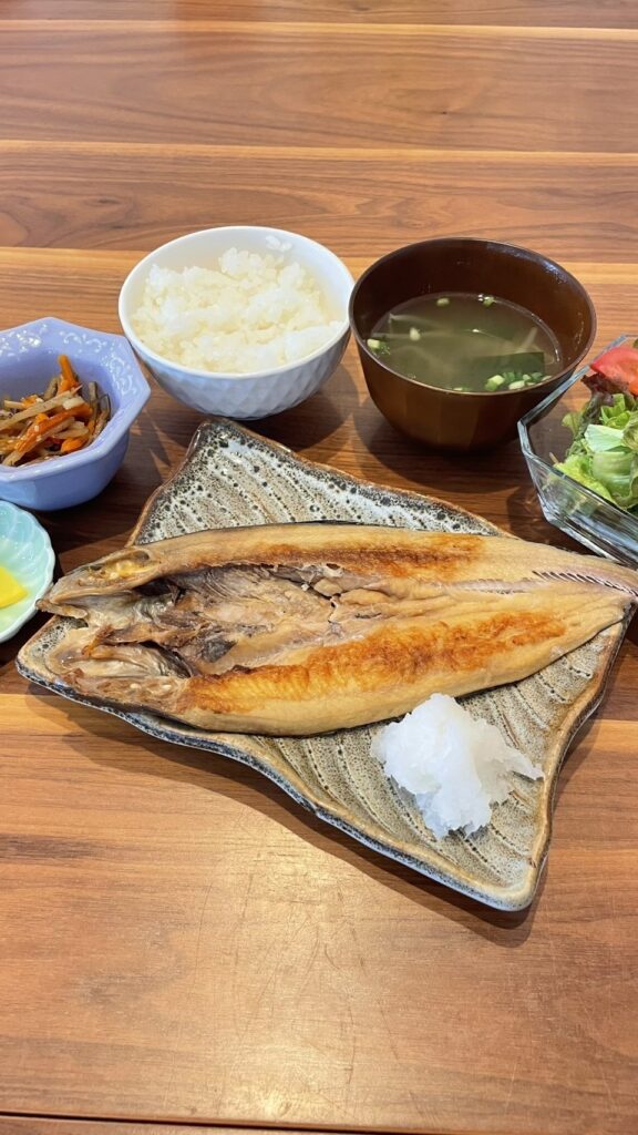 ホッケの塩焼き定食。富山県砺波市の定食・居酒屋サンタス食堂のフードメニュー。定食。富山県砺波市の定食・居酒屋サンタス食堂のフードメニュー。