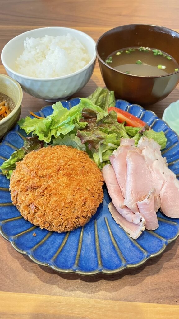 メンチカツとローストポーク定食。富山県砺波市の定食・居酒屋サンタス食堂のフードメニュー。定食。富山県砺波市の定食・居酒屋サンタス食堂のフードメニュー。