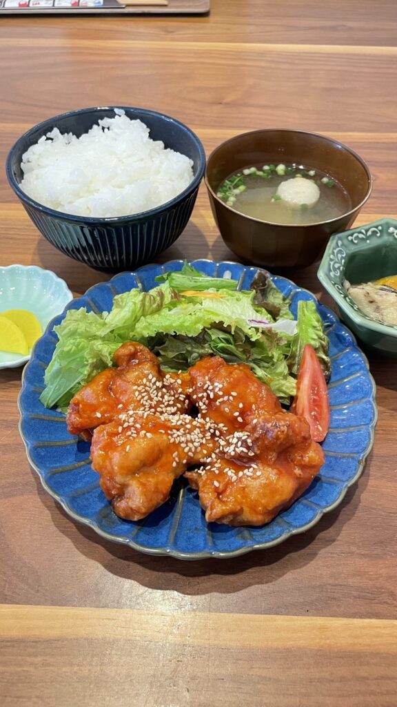 ヤンニョムチキン定食。富山県砺波市の定食・居酒屋サンタス食堂のフードメニュー。定食。富山県砺波市の定食・居酒屋サンタス食堂のフードメニュー。