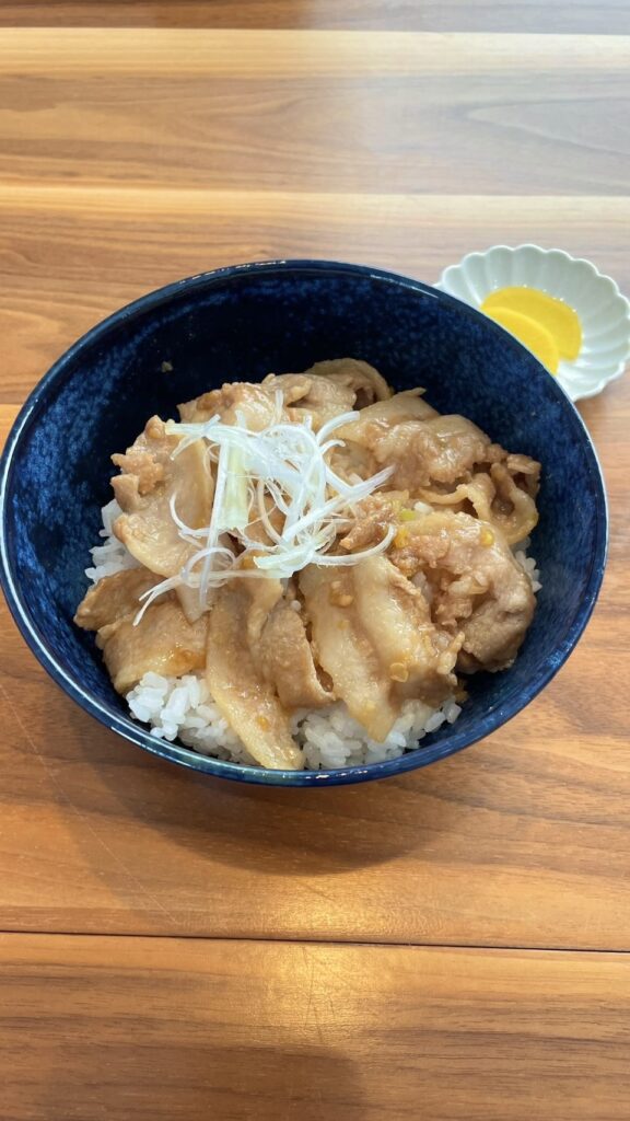 ワンコイン豚丼。富山県砺波市の定食・居酒屋サンタス食堂のフードメニュー。定食。富山県砺波市の定食・居酒屋サンタス食堂のフードメニュー。