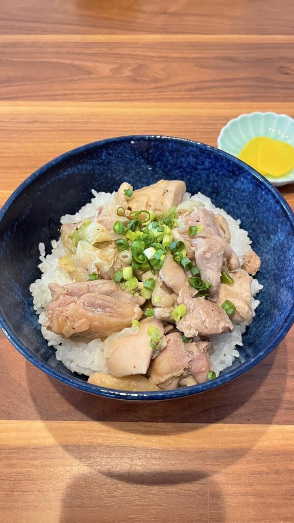 ワンコイン丼（鶏の塩だれ）定食。富山県砺波市の定食・居酒屋サンタス食堂のフードメニュー。定食。富山県砺波市の定食・居酒屋サンタス食堂のフードメニュー。