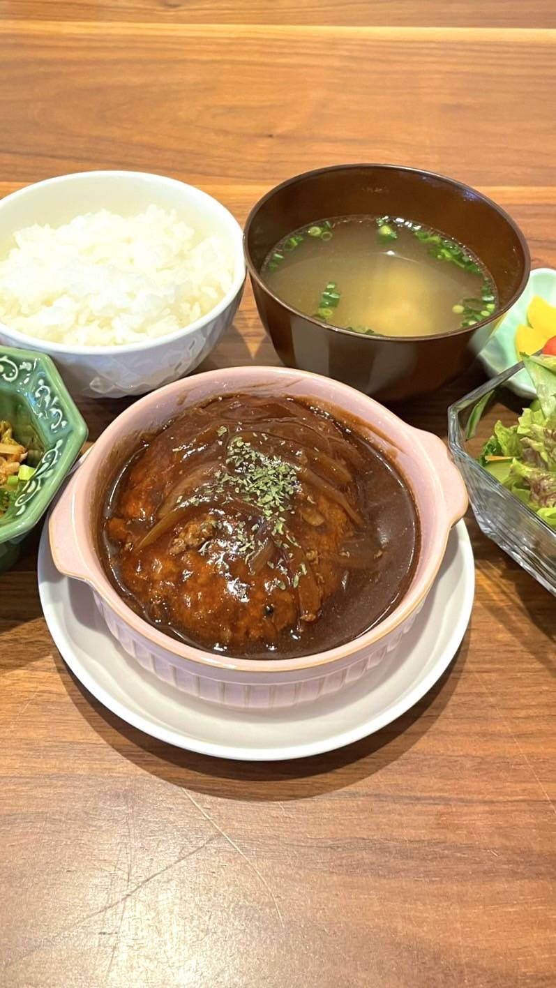 煮込みハンバーグ定食。富山県砺波市の定食・居酒屋サンタス食堂のフードメニュー。定食。富山県砺波市の定食・居酒屋サンタス食堂のフードメニュー。