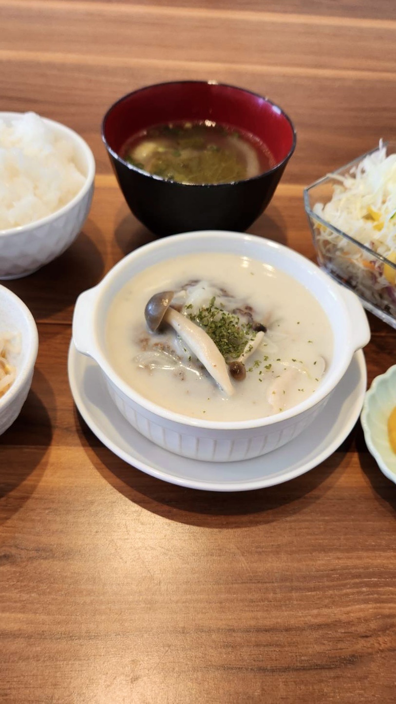 煮込みハンバーグクリームソース定食。富山県砺波市の定食・居酒屋サンタス食堂のフードメニュー。定食。富山県砺波市の定食・居酒屋サンタス食堂のフードメニュー。