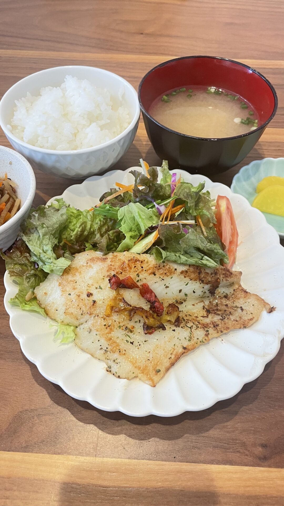 白身魚のバジルソテー定食。富山県砺波市の定食・居酒屋サンタス食堂のフードメニュー。定食。富山県砺波市の定食・居酒屋サンタス食堂のフードメニュー。