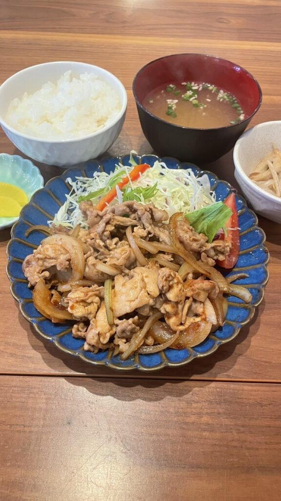 豚の生姜焼き定食。富山県砺波市の定食・居酒屋サンタス食堂のフードメニュー。定食。富山県砺波市の定食・居酒屋サンタス食堂のフードメニュー。
