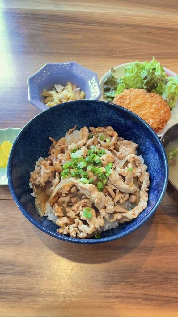 豚の生姜焼き丼定食。富山県砺波市の定食・居酒屋サンタス食堂のフードメニュー。定食。富山県砺波市の定食・居酒屋サンタス食堂のフードメニュー。