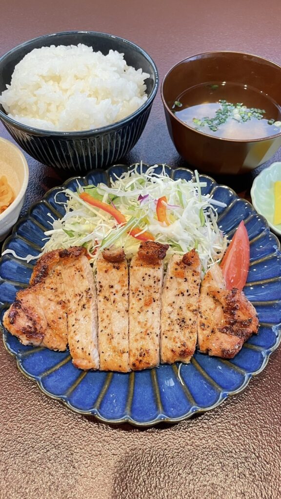 豚ロースのソテー定食。富山県砺波市の定食・居酒屋サンタス食堂のフードメニュー。定食。富山県砺波市の定食・居酒屋サンタス食堂のフードメニュー。