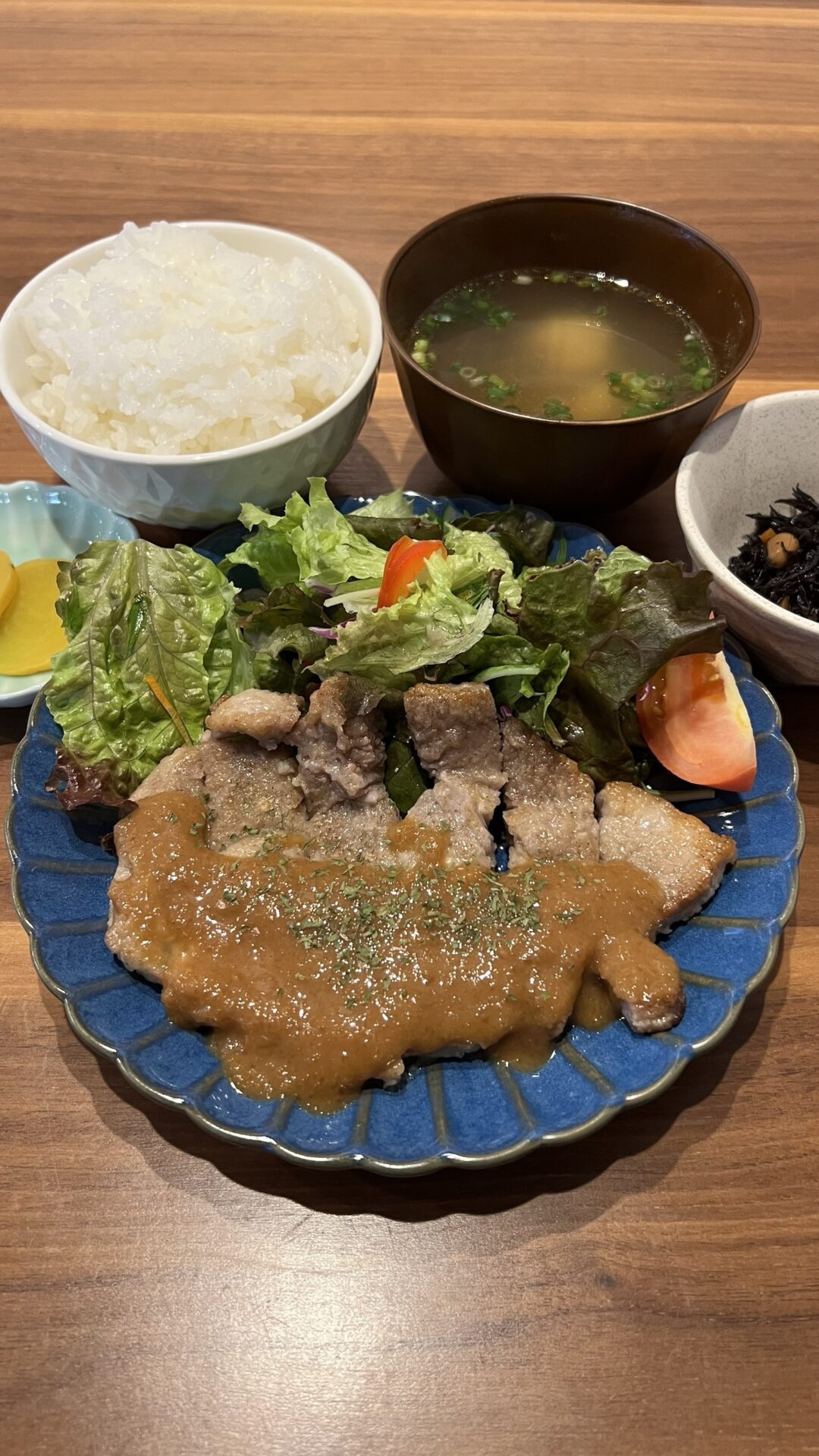 豚ロースのソテーガーリックオニオン定食。富山県砺波市の定食・居酒屋サンタス食堂のフードメニュー。定食。富山県砺波市の定食・居酒屋サンタス食堂のフードメニュー。