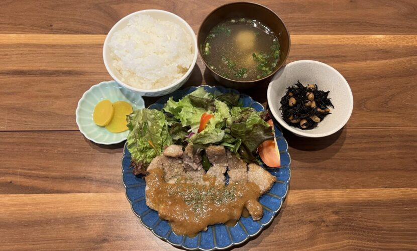 豚ロースのソテーガーリックオニオン定食。富山県砺波市の定食・居酒屋サンタス食堂のフードメニュー。定食。富山県砺波市の定食・居酒屋サンタス食堂のフードメニュー。
