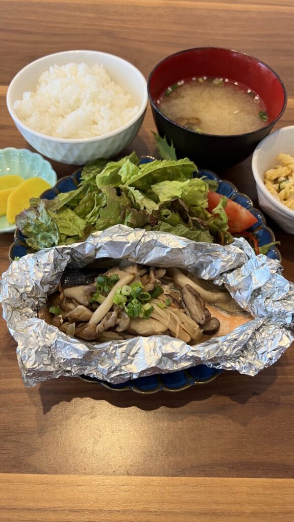 鮭とキノコのホイル焼き定食。富山県砺波市の定食・居酒屋サンタス食堂のフードメニュー。定食。富山県砺波市の定食・居酒屋サンタス食堂のフードメニュー。