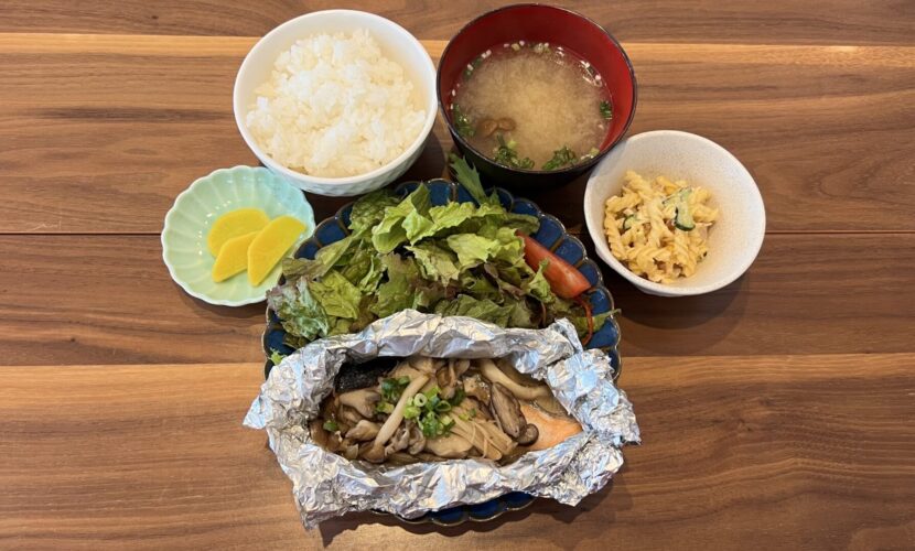 鮭とキノコのホイル焼き定食。富山県砺波市の定食・居酒屋サンタス食堂のフードメニュー。定食。富山県砺波市の定食・居酒屋サンタス食堂のフードメニュー。