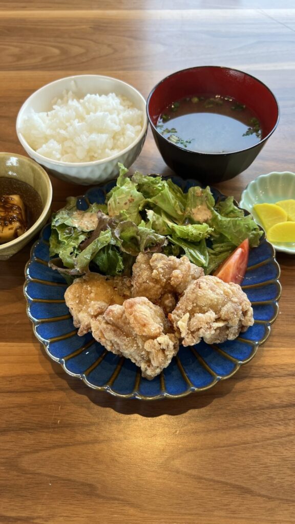 鶏の唐揚げ定食。富山県砺波市の定食・居酒屋サンタス食堂のフードメニュー。定食。富山県砺波市の定食・居酒屋サンタス食堂のフードメニュー。