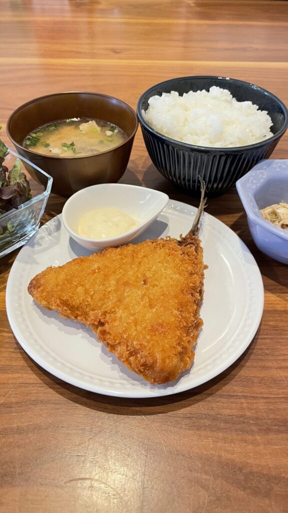 ジャンボアジフライ定食。富山県砺波市の定食・居酒屋サンタス食堂のフードメニュー。定食。富山県砺波市の定食・居酒屋サンタス食堂のフードメニュー。