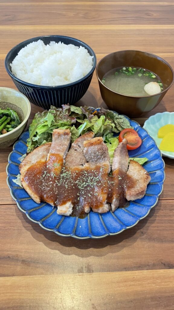 豚ロースのソテー定食。富山県砺波市の定食・居酒屋サンタス食堂のフードメニュー。定食。富山県砺波市の定食・居酒屋サンタス食堂のフードメニュー。