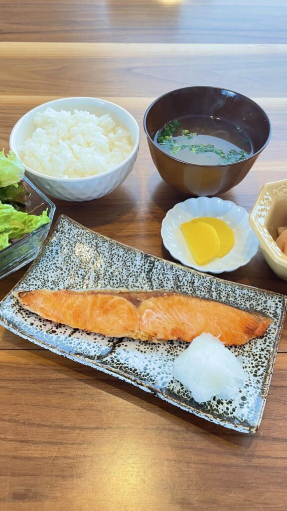 鮭の塩焼き定食。富山県砺波市の定食・居酒屋サンタス食堂のフードメニュー。定食。富山県砺波市の定食・居酒屋サンタス食堂のフードメニュー。