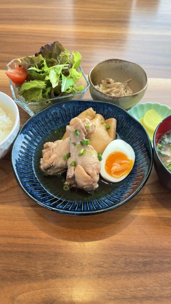 鶏のほろほろ煮＆つみれ巾着定食。富山県砺波市の定食・居酒屋サンタス食堂のフードメニュー。定食。富山県砺波市の定食・居酒屋サンタス食堂のフードメニュー。