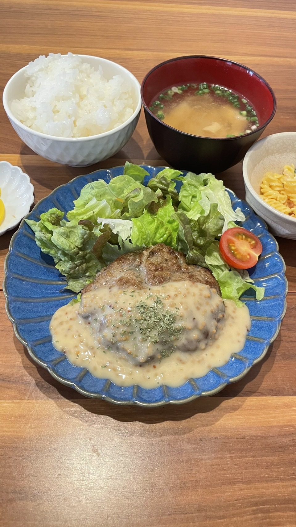 ハンバーグハニーマスタードソース定食。富山県砺波市の定食・居酒屋サンタス食堂のフードメニュー。定食。富山県砺波市の定食・居酒屋サンタス食堂のフードメニュー。