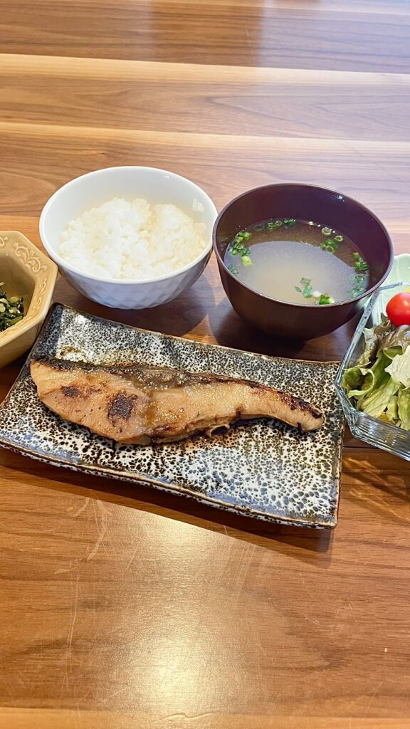 ぶりの西京焼き定食。富山県砺波市の定食・居酒屋サンタス食堂のフードメニュー。定食。富山県砺波市の定食・居酒屋サンタス食堂のフードメニュー。