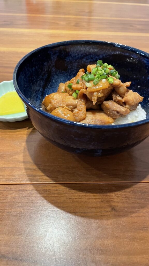 ワンコイン丼（鶏の味噌漬け焼き）。富山県砺波市の定食・居酒屋サンタス食堂のフードメニュー。定食。富山県砺波市の定食・居酒屋サンタス食堂のフードメニュー。