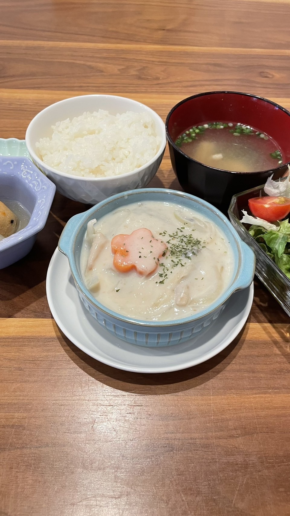 煮込みハンバーグクリームソース2定食。富山県砺波市の定食・居酒屋サンタス食堂のフードメニュー。定食。富山県砺波市の定食・居酒屋サンタス食堂のフードメニュー。