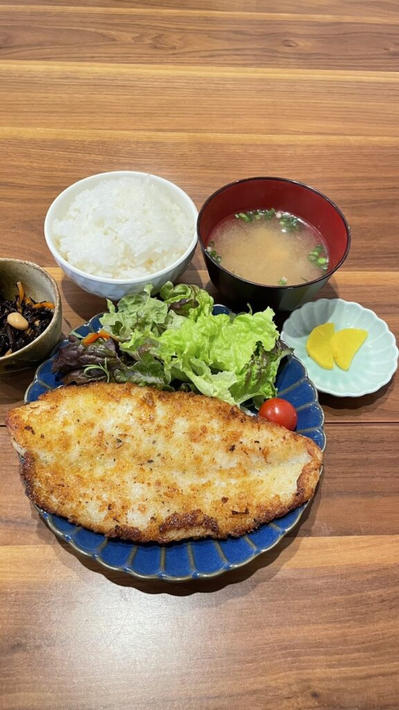 白身魚のチーズパン粉焼き定食。富山県砺波市の定食・居酒屋サンタス食堂のフードメニュー。定食。富山県砺波市の定食・居酒屋サンタス食堂のフードメニュー。