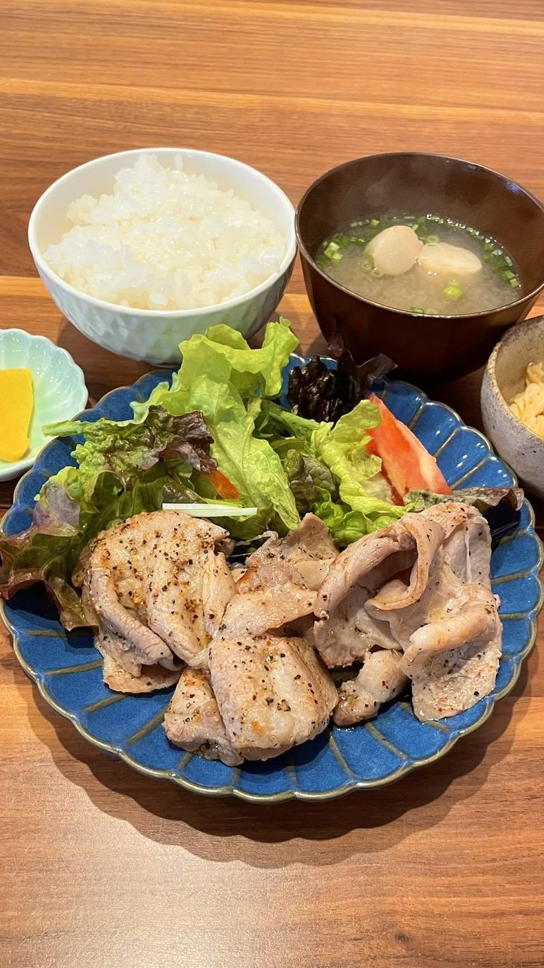 豚のスパイシーガーリック焼き定食。富山県砺波市の定食・居酒屋サンタス食堂のフードメニュー。定食。富山県砺波市の定食・居酒屋サンタス食堂のフードメニュー。