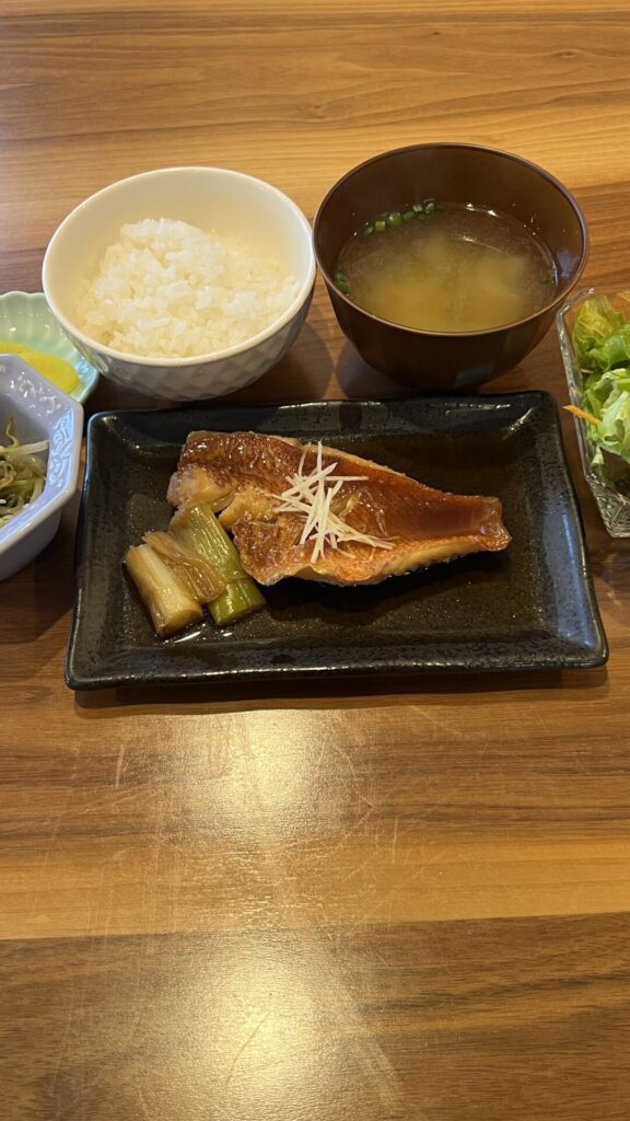 赤魚の煮付け定食。富山県砺波市の定食・居酒屋サンタス食堂のフードメニュー。定食。富山県砺波市の定食・居酒屋サンタス食堂のフードメニュー。