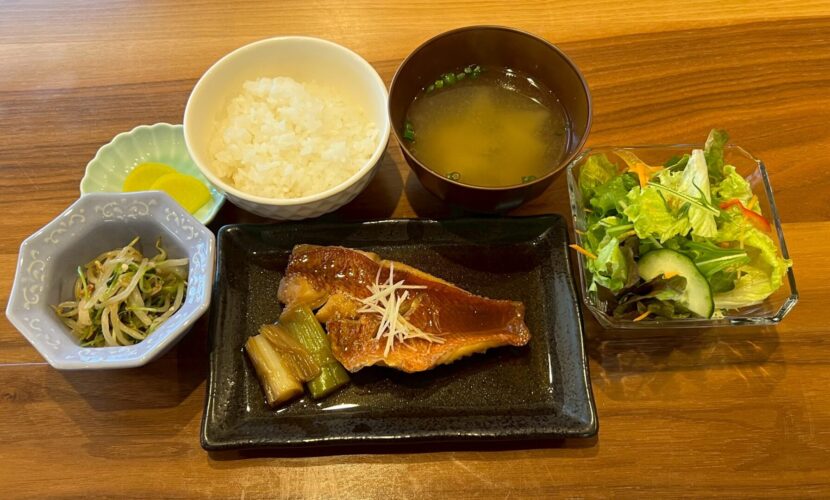 赤魚の煮付け定食。富山県砺波市の定食・居酒屋サンタス食堂のフードメニュー。定食。富山県砺波市の定食・居酒屋サンタス食堂のフードメニュー。