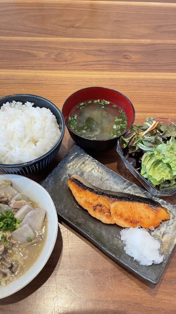 鮭の塩焼き定食。富山県砺波市の定食・居酒屋サンタス食堂のフードメニュー。定食。富山県砺波市の定食・居酒屋サンタス食堂のフードメニュー。