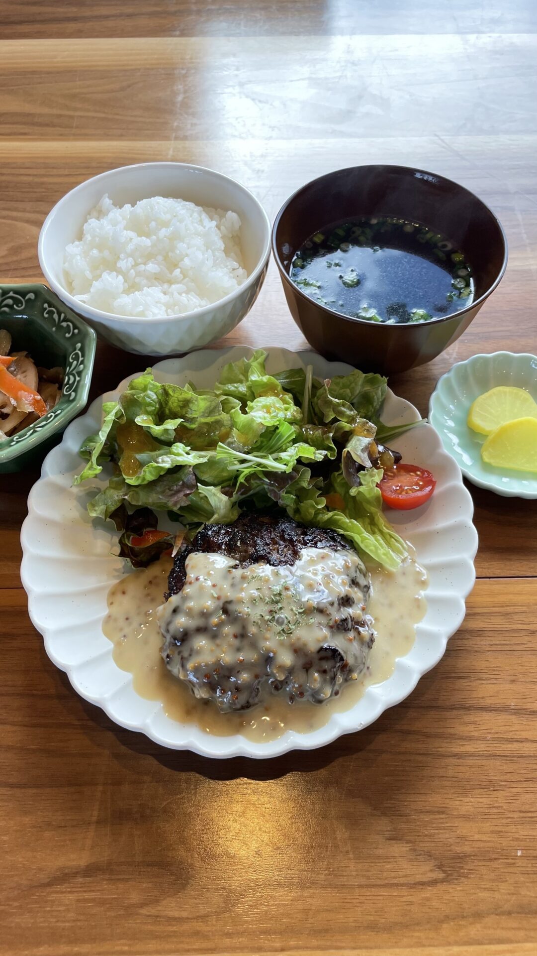 ハンバーグマスタードソース定食。富山県砺波市の定食・居酒屋サンタス食堂のフードメニュー。定食。富山県砺波市の定食・居酒屋サンタス食堂のフードメニュー。