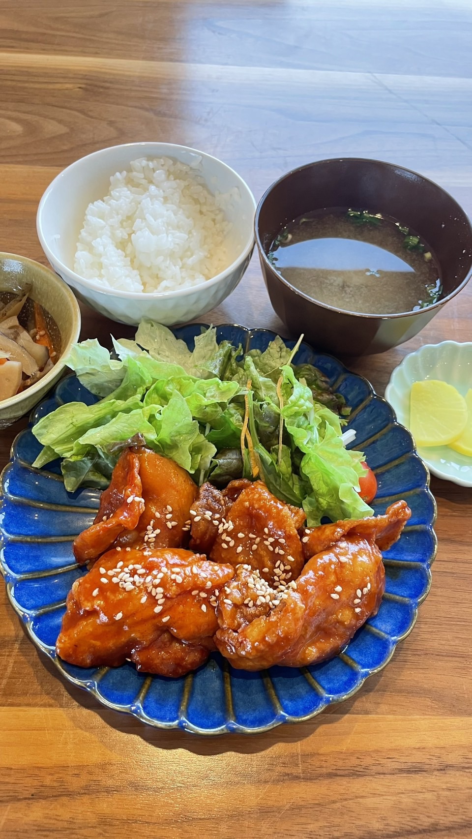 ヤンニョムチキン定食。富山県砺波市の定食・居酒屋サンタス食堂のフードメニュー。定食。富山県砺波市の定食・居酒屋サンタス食堂のフードメニュー。
