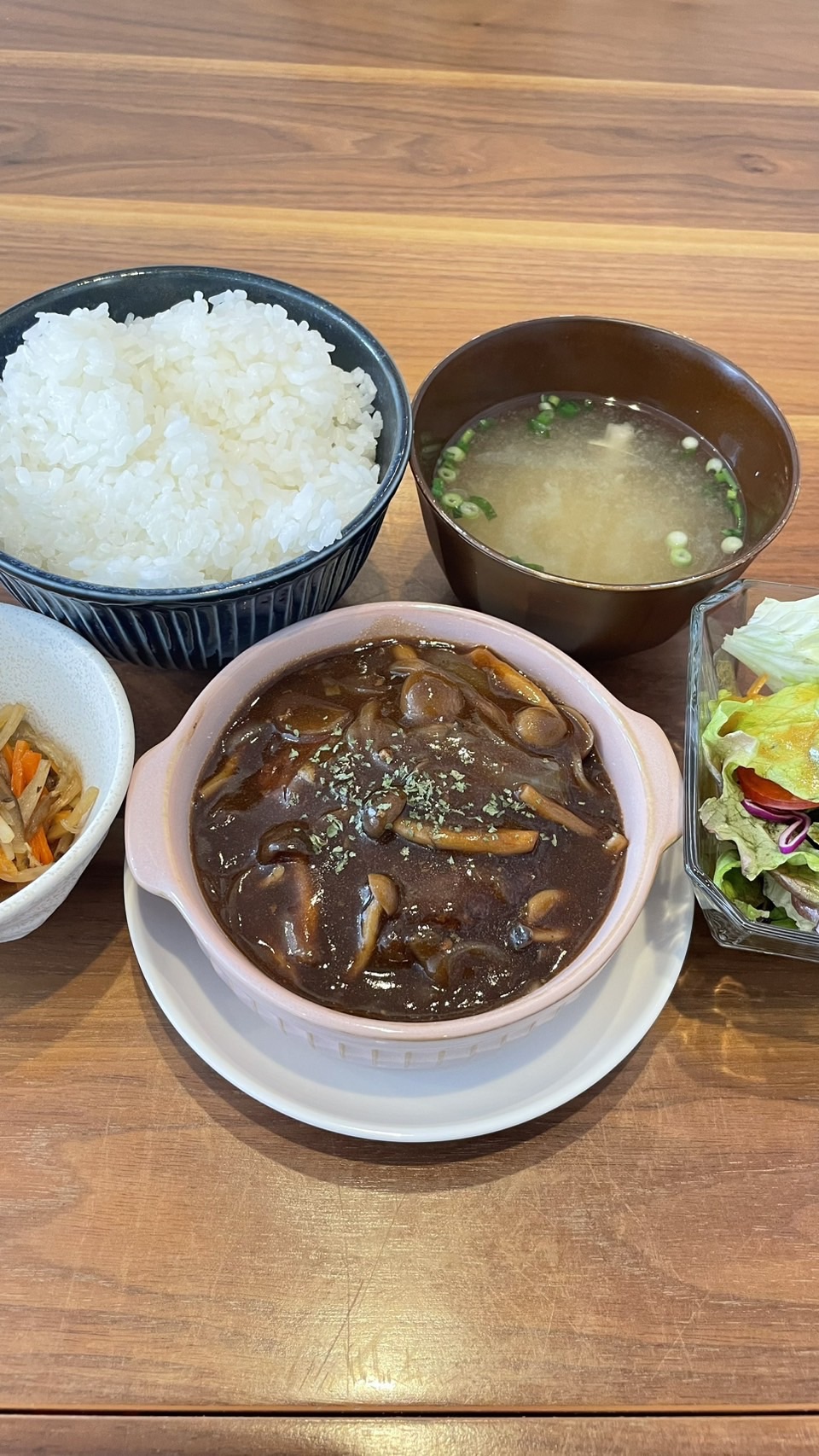 煮込みハンバーグ定食。富山県砺波市の定食・居酒屋サンタス食堂のフードメニュー。定食。富山県砺波市の定食・居酒屋サンタス食堂のフードメニュー。定食。富山県砺波市の定食・居酒屋サンタス食堂のフードメニュー。定食。富山県砺波市の定食・居酒屋サンタス食堂のフードメニュー。