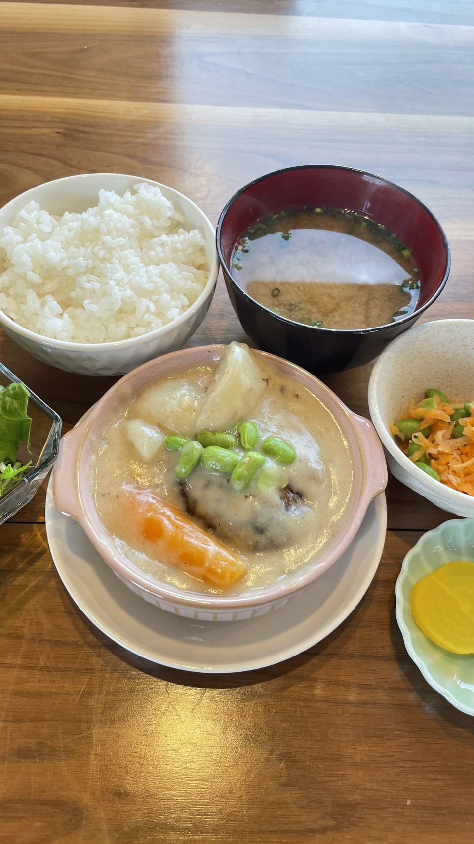 煮込みハンバーグクリームソース定食。富山県砺波市の定食・居酒屋サンタス食堂のフードメニュー。定食。富山県砺波市の定食・居酒屋サンタス食堂のフードメニュー。