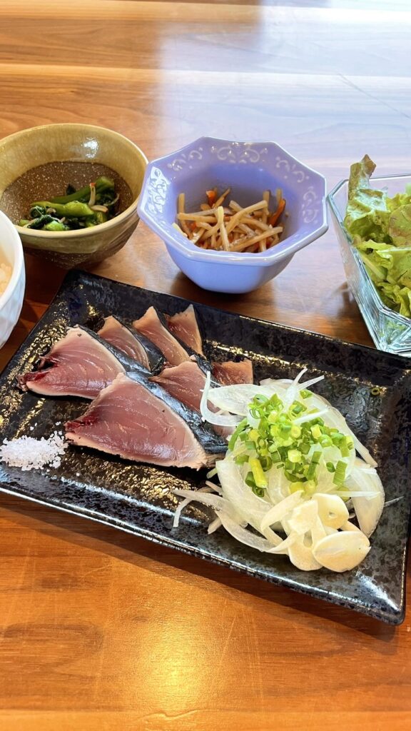 高知直送鰹のたたき定食。富山県砺波市の定食・居酒屋サンタス食堂のフードメニュー。定食。富山県砺波市の定食・居酒屋サンタス食堂のフードメニュー。