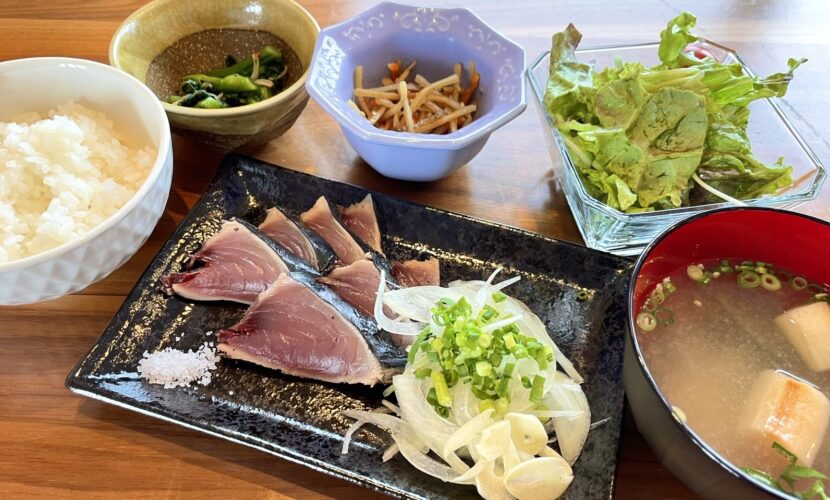 高知直送鰹のたたき定食。富山県砺波市の定食・居酒屋サンタス食堂のフードメニュー。定食。富山県砺波市の定食・居酒屋サンタス食堂のフードメニュー。