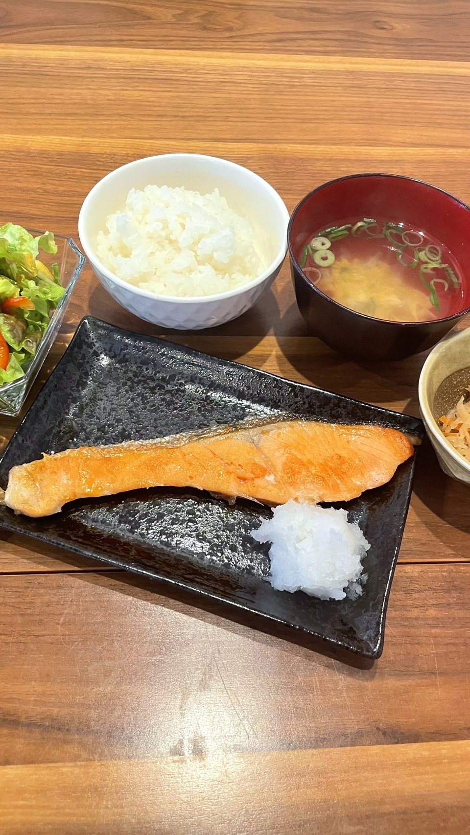 鮭の塩焼き定食。富山県砺波市の定食・居酒屋サンタス食堂のフードメニュー。定食。富山県砺波市の定食・居酒屋サンタス食堂のフードメニュー。