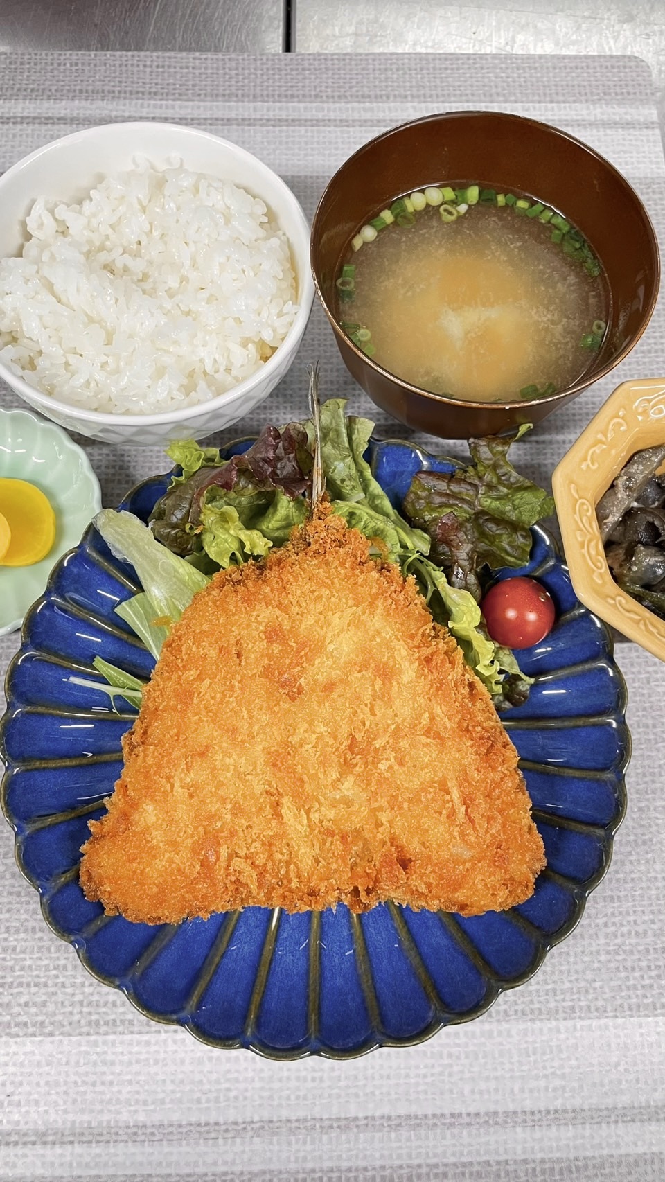 ジャンボアジフライ定食。富山県砺波市の定食・居酒屋サンタス食堂のフードメニュー。定食。富山県砺波市の定食・居酒屋サンタス食堂のフードメニュー。定食。富山県砺波市の定食・居酒屋サンタス食堂のフードメニュー。定食。富山県砺波市の定食・居酒屋サンタス食堂のフードメニュー。